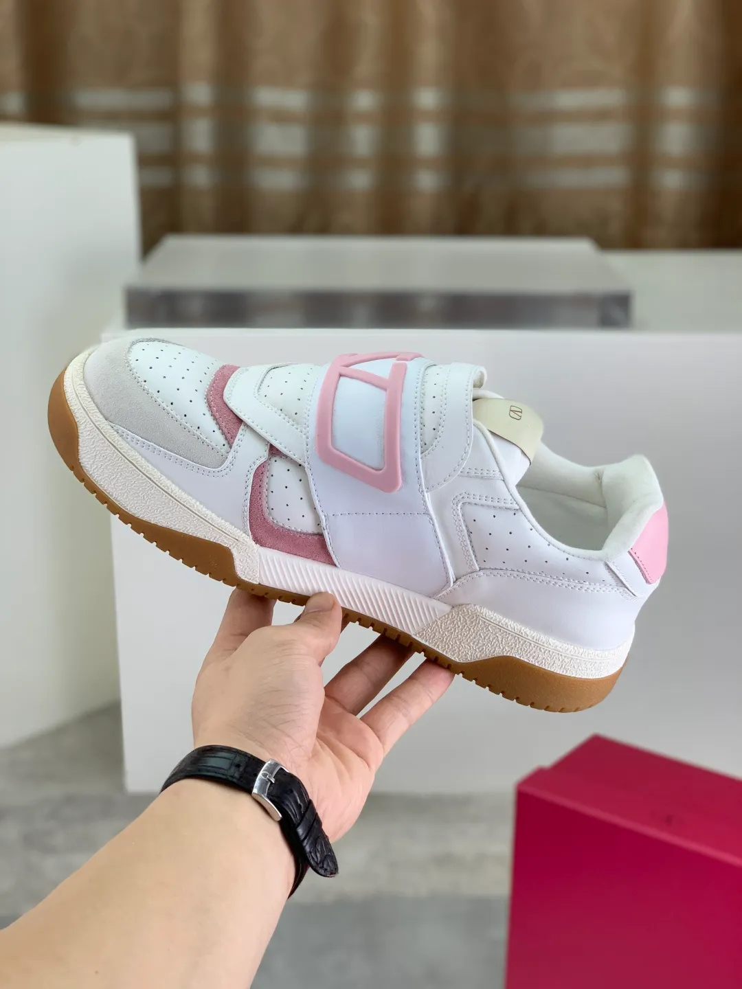 Men's men's shoes 💰P680 New Valentino 𝑶𝒏𝒆𝑺𝒕𝒖𝒅 Couple's sports shoes series Valentino 2025 new couple's sports shoes are on sale. The original ZP purchase and dismantling. Repeated pattern making and modification. 1:1 restoration! Top luxury masterpiece Velcro design Soft and comfortable imported calfskin brings excellent elegant texture and excellent on-foot comfort Top purchasing version upper: imported calfskin surface/original oil edge craftsmanship Lining: water-dyed sheepskin lining Outsole: original development 𝐓𝐏𝐔 two-color combination outsole Packaging: original configuration complete package Code number: 35-46